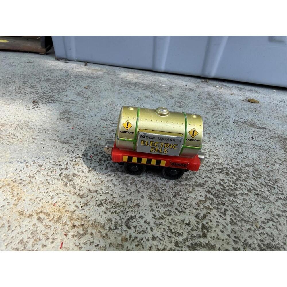 Thomas the Train Friends Sodor Aquarium Electric Eels Metal Diecast Tanker 2004